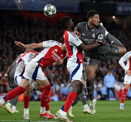 LONDON, ENGLAND - APRIL 08: Jude Bellingham of Real Madrid shoots at goal whilst under pressure from Thomas Partey of Arsenal during the UEFA Champions League 2024/25 Quarter Final First Leg match between Arsenal FC and Real Madrid C.F. at Emirates Stadium on April 08, 2025 in London, England. (Photo by Justin Setterfield/Getty Images)