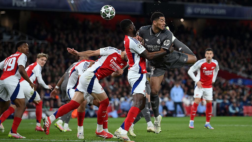 LONDON, ENGLAND - APRIL 08: Jude Bellingham of Real Madrid shoots at goal whilst under pressure from Thomas Partey of Arsenal during the UEFA Champions League 2024/25 Quarter Final First Leg match between Arsenal FC and Real Madrid C.F. at Emirates Stadium on April 08, 2025 in London, England. (Photo by Justin Setterfield/Getty Images)
