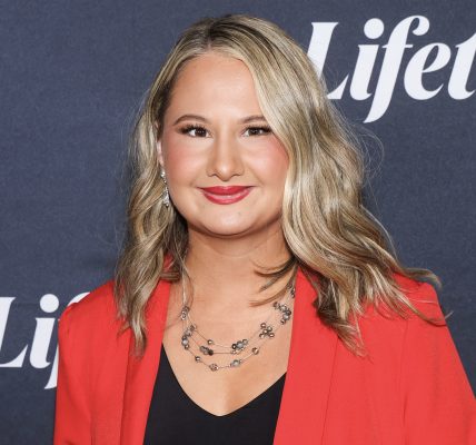 Okay! Gypsy Rose Turns Heads After Showing Off Her New Look In Family Photo With Infant Daughter