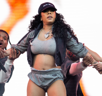 Oop! Keyshia Cole Claps Back At Comments About Her "Diaper" Shorts At Dreamville Fest
