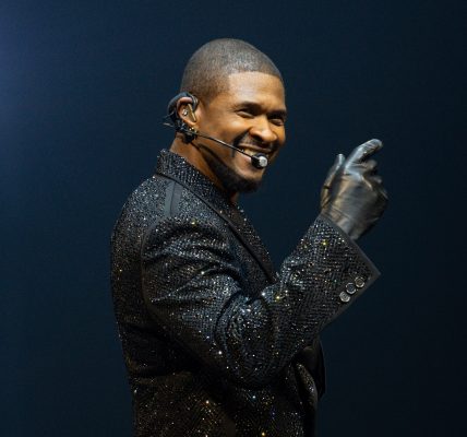 Usher Goes Viral For THIS Steamy Moment With Somebody's Auntie At 'Past Present Future' Tour Stop