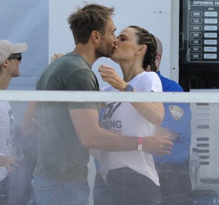 Jennifer Garner Locks Lips With Boyfriend at Charity Occasion in L.A.