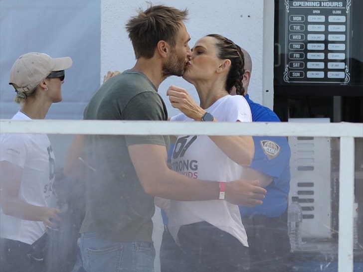 Jennifer Garner Locks Lips With Boyfriend at Charity Occasion in L.A.