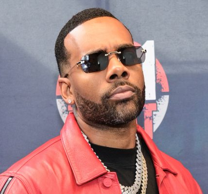 Doing TOO Much! Mario Seemingly Checks Fan Who Grabbed His Private Area During Recent Performance (VIDEO)