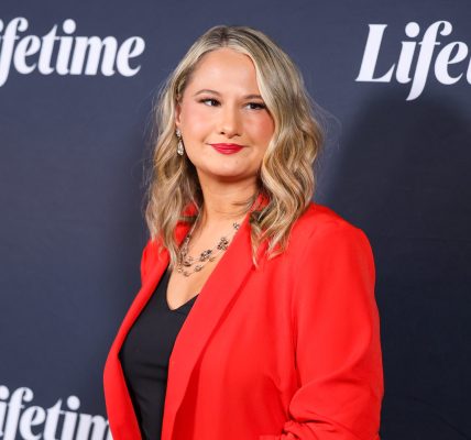 Gypsy Rose Updates Ditches Wig Short Pixie Hair Look Fans React Photo