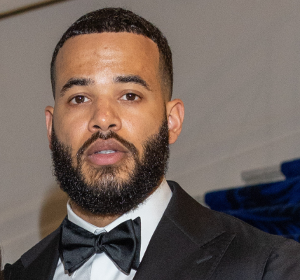 Out In The Open! Desmond Scott’s PDA With Mystery Woman Has Fans Losing It Amid Divorce Filing (VIDEO)