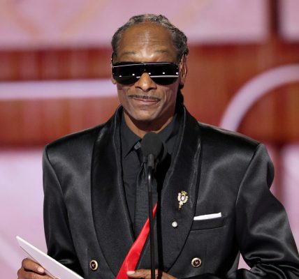 Snoop Dogg Hilariously Admits He's "High As A Muthaf*cka" While Presenting Golden Globe