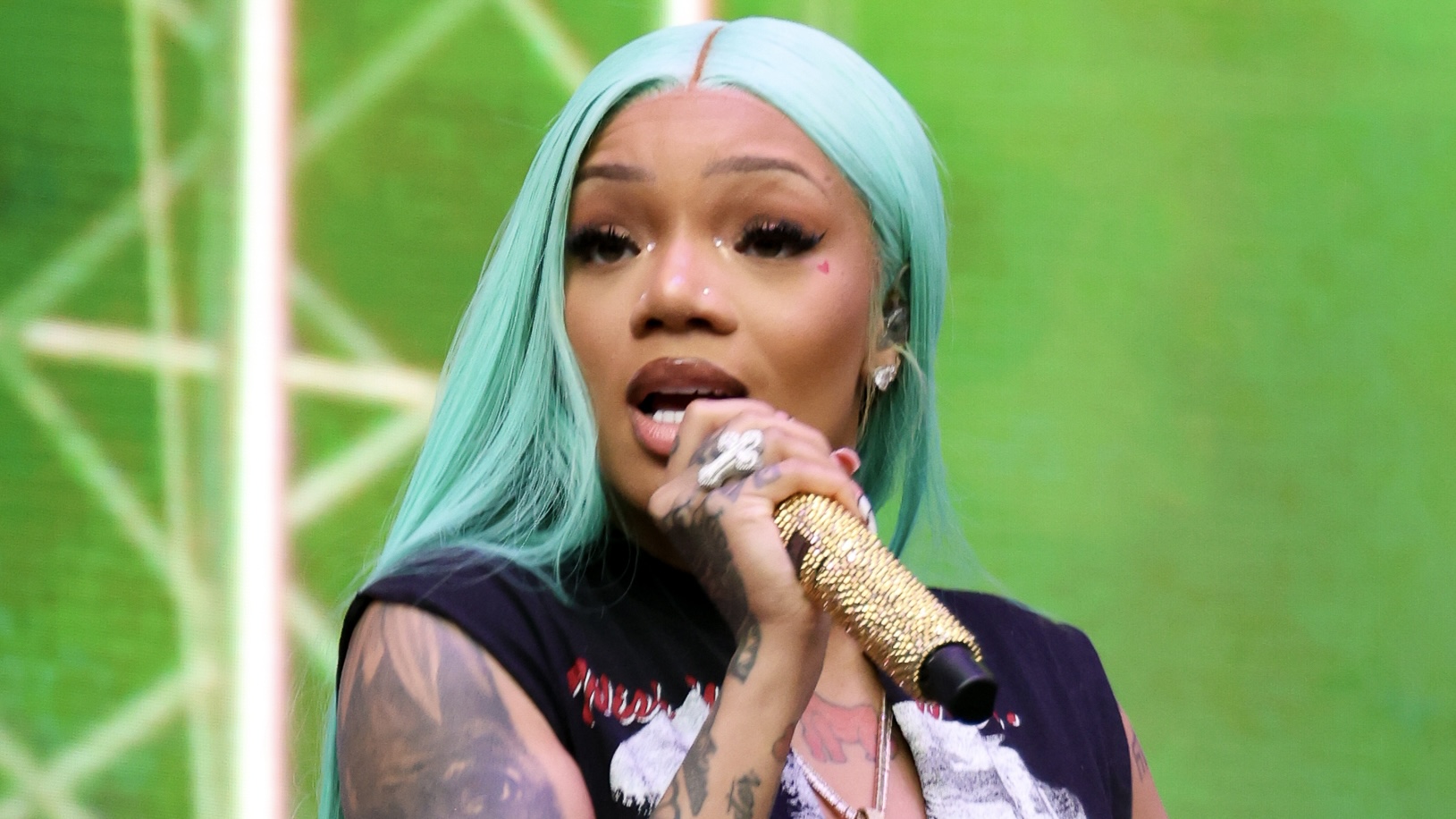 GloRilla Speaks On Sister Victoria Woods Allegedly Threatening To Assault Her With Firearm After Apparent Arrest Warrant From 2015 Surfaces