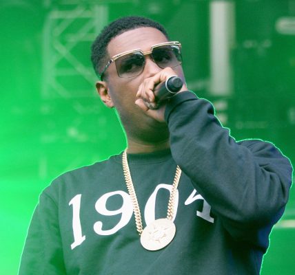 Jay Electronica Jumps Into Crowd & Confronts Fans For Booing Him At L.A. Show: "They P*ssy!"