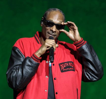 Snoop Dogg Reacts Backlash Young Girl Fan Colorado Stage Pole Dance Set Viral Video 