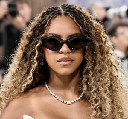 Internet Users Are Crackin' UP At Blue Ivy's Apparent Reaction To Her Team Directing Her While She Posed On Met Gala Red Carpet (WATCH)