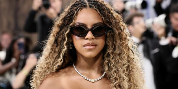 Internet Users Are Crackin' UP At Blue Ivy's Apparent Reaction To Her Team Directing Her While She Posed On Met Gala Red Carpet (WATCH)