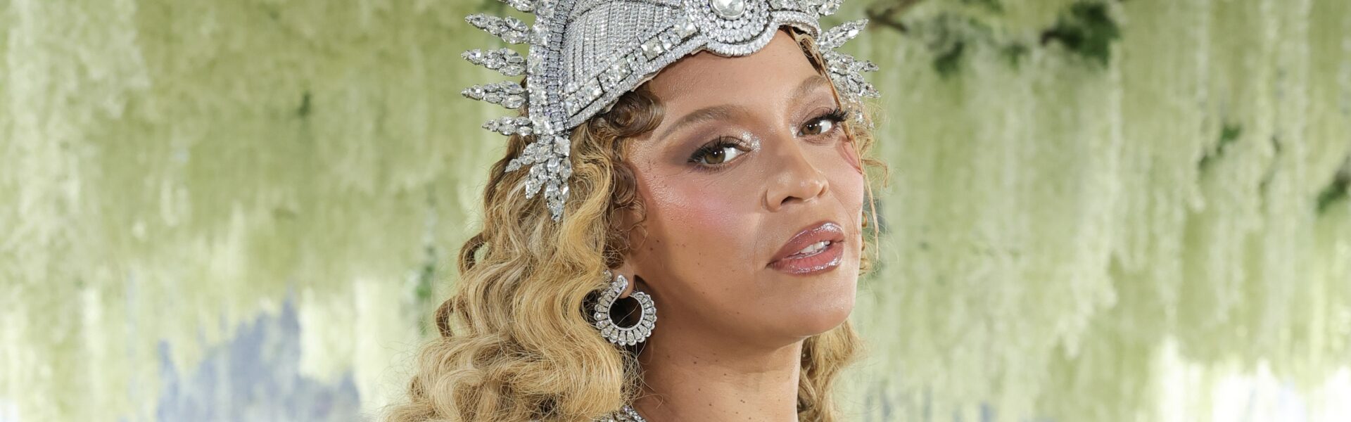Okay! Beyoncé's Wardrobe Change At The Met Gala Has Internet Users Talkin' (PHOTOS)