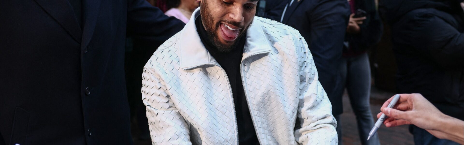 Chris Brown Chris Brown meet & greet Chris Brown fans meet & greet Chris Brown Chris Brown fan photograph Chris Brown fan reactions
