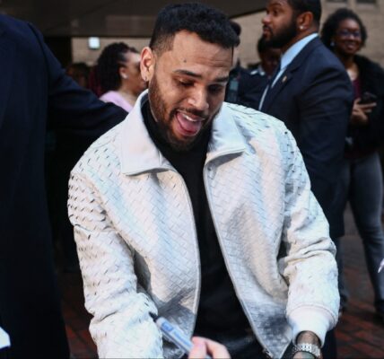 Chris Brown Chris Brown meet & greet Chris Brown fans meet & greet Chris Brown Chris Brown fan photograph Chris Brown fan reactions