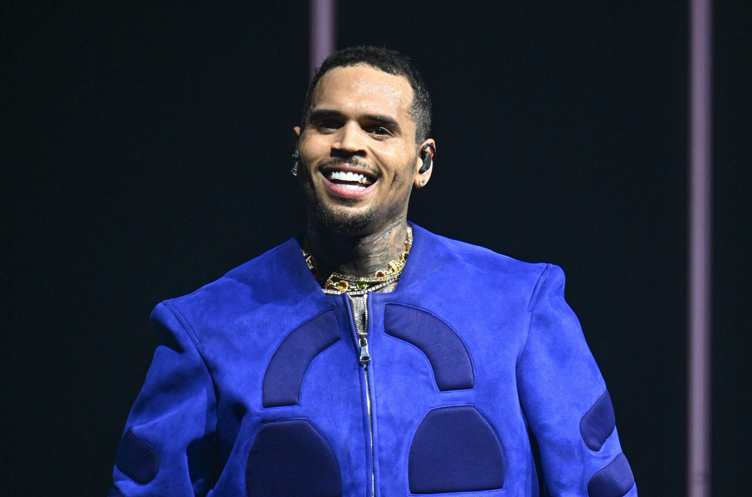 Chris Brown Has The Internet Goin' Wild Over SPICY Moment With Fan On The R&B'Tour